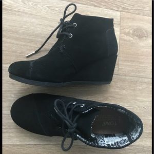 TOMS women’s black suede desert wedges